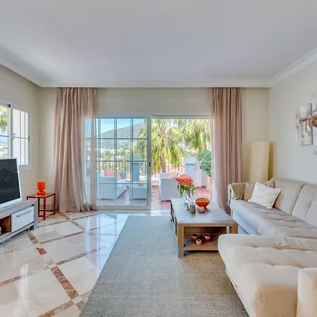 Cozy 2 Bdrm W Pool & Stunning Mountain Views *