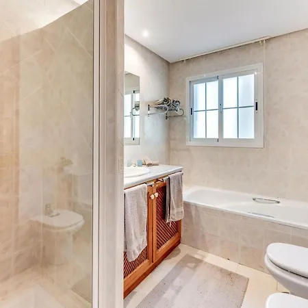 Cozy 2 Bdrm W Pool & Stunning Mountain Views