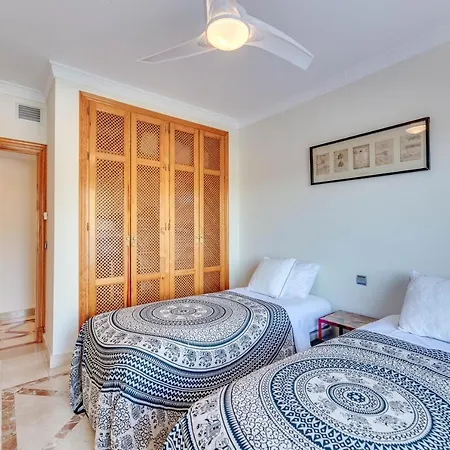 Cozy 2 Bdrm W Pool & Stunning Mountain Views *