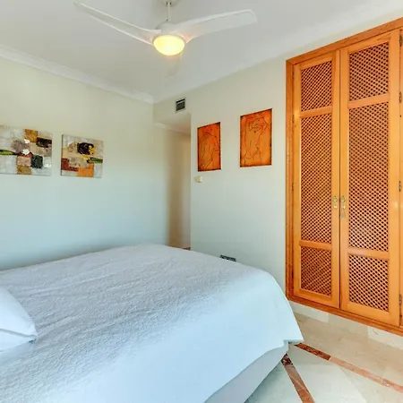 Cozy 2 Bdrm W Pool & Stunning Mountain Views *